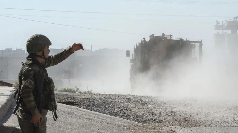 თურქეთის პრეზიდენტის ინფორმაციით, იდლიბის პროვინციაში ავიადარტყმების შედეგად, სამი თურქი ჯარისკაცი დაიღუპა