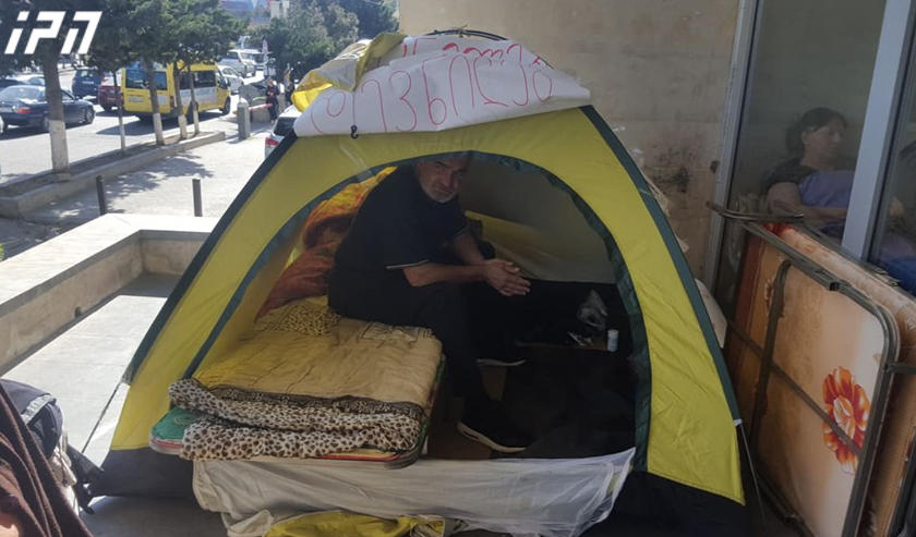 ჯანდაცვის სამინისტროსთან დევნილების აქცია გრძელდება