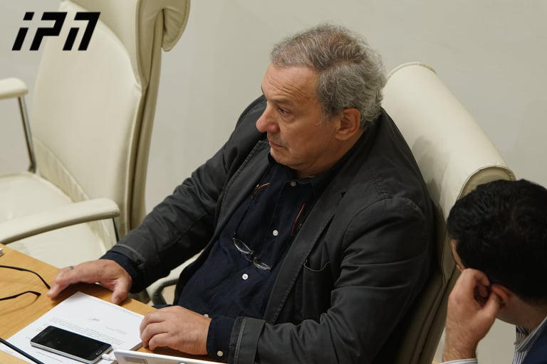 ზაზა პაპუაშვილი საპარლამენტო უმრავლესობის დატოვების შესახებ გავრცელებულ ინფორმაციას არ ადასტურებს