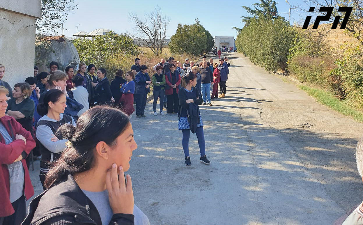 რუსთავი-თბილისის ავტომაგისტრალის მიმდებარედ, სოკოს საწარმოსთან რუსთავის მოსახლეობა საპროტესტო აქციას მართავს