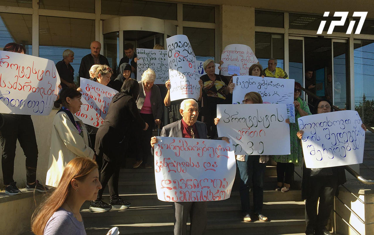 აქციის მონაწილეები აცხადებენ, რომ ჯანდაცვის მინისტრს თანამდებობის დასატოვებლად ერთსაათიან ვადას აძლევენ