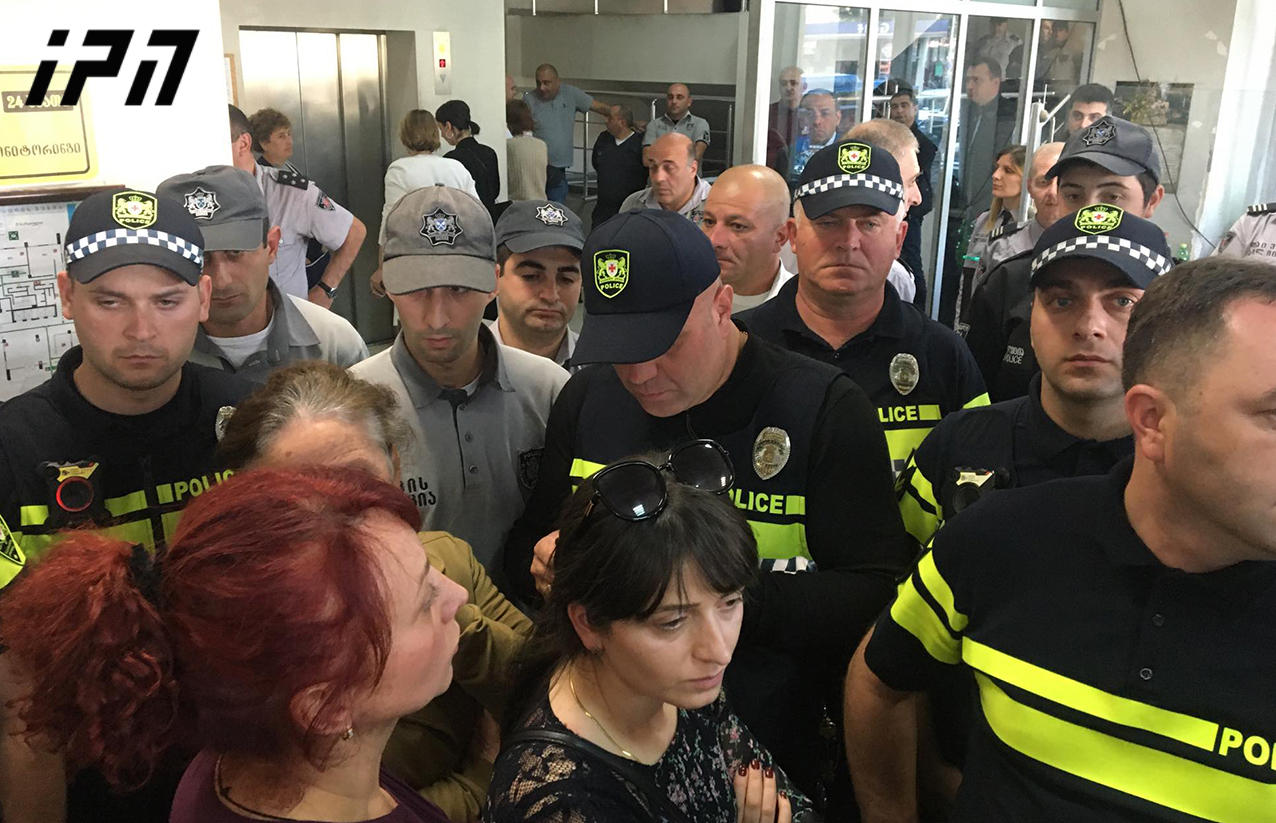 აქციის მონაწილეებმა პოლიციის კორდონის გარღვევა და ჯანდაცვის სამინისტროში შეჭრა სცადეს