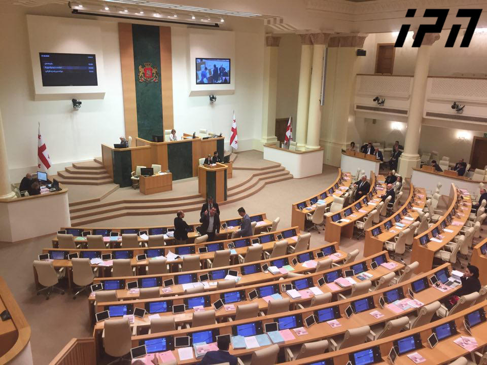 პარლამენტის რამდენიმე დეპუტატი კომიტეტებსა და ფრაქციებს ტოვებს