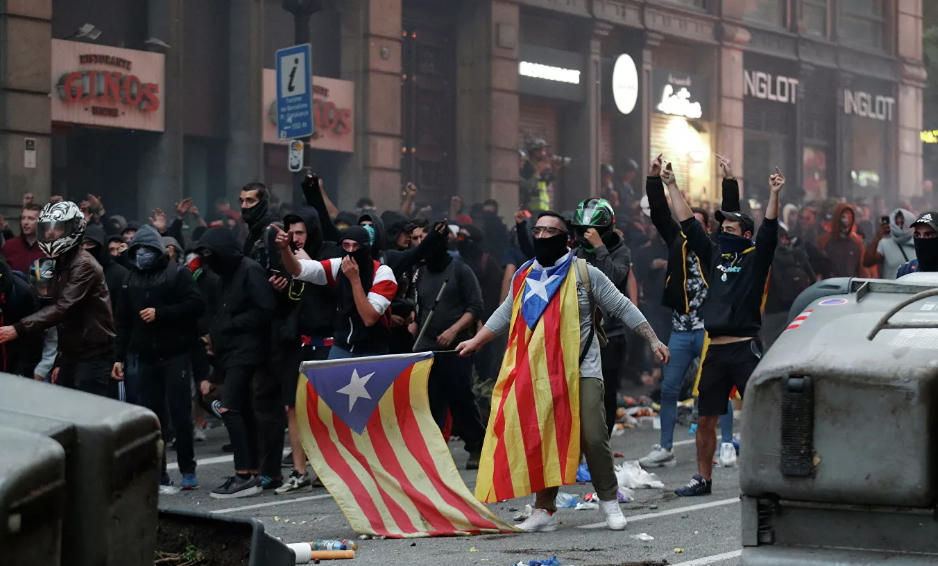 ბარსელონაში მანიფესტაციაში 525 ათასი ადამიანი მონაწილეობს - პოლიციასთან შეტაკებები განახლდა