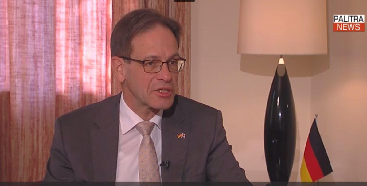 ჰუბერტ ქნირშის  განცხადებით, არის ტენდენცია, რომ ქართული პოლიტიკა პიროვნებებზეა ორიენტირებული და არა სამოქმედო პროგრამებზე, რაც საფრთხის შემცველია