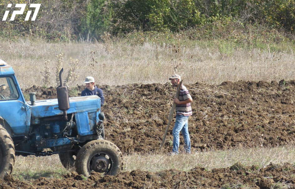 სოფელ ატოცის მცხოვრებლები საოკუპაციო ხაზთან სასოფლო-სამეურნეო  სამუშაოებს ახორციელებენ და აცხადებენ, რომ „მგლის შიშით ცხვარი ვის გაუწყვეტია“
