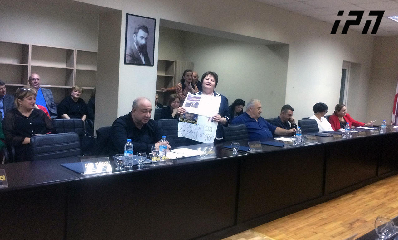 ფოთში საკრებულოს რიგგარეშე სხდომა ხმაურისა და დაპირისპირების ფონზე გაიმართა