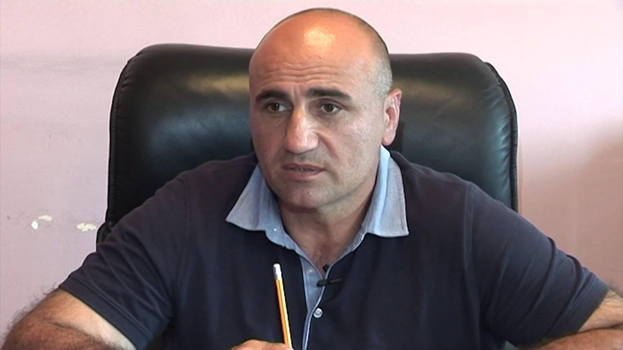 ქარელის მერის ინფორმაციით, დაკავებულები არიან მერიის თანამშრომელი და საკრებულოს ერთ-ერთი კომისიის თავმჯდომარე