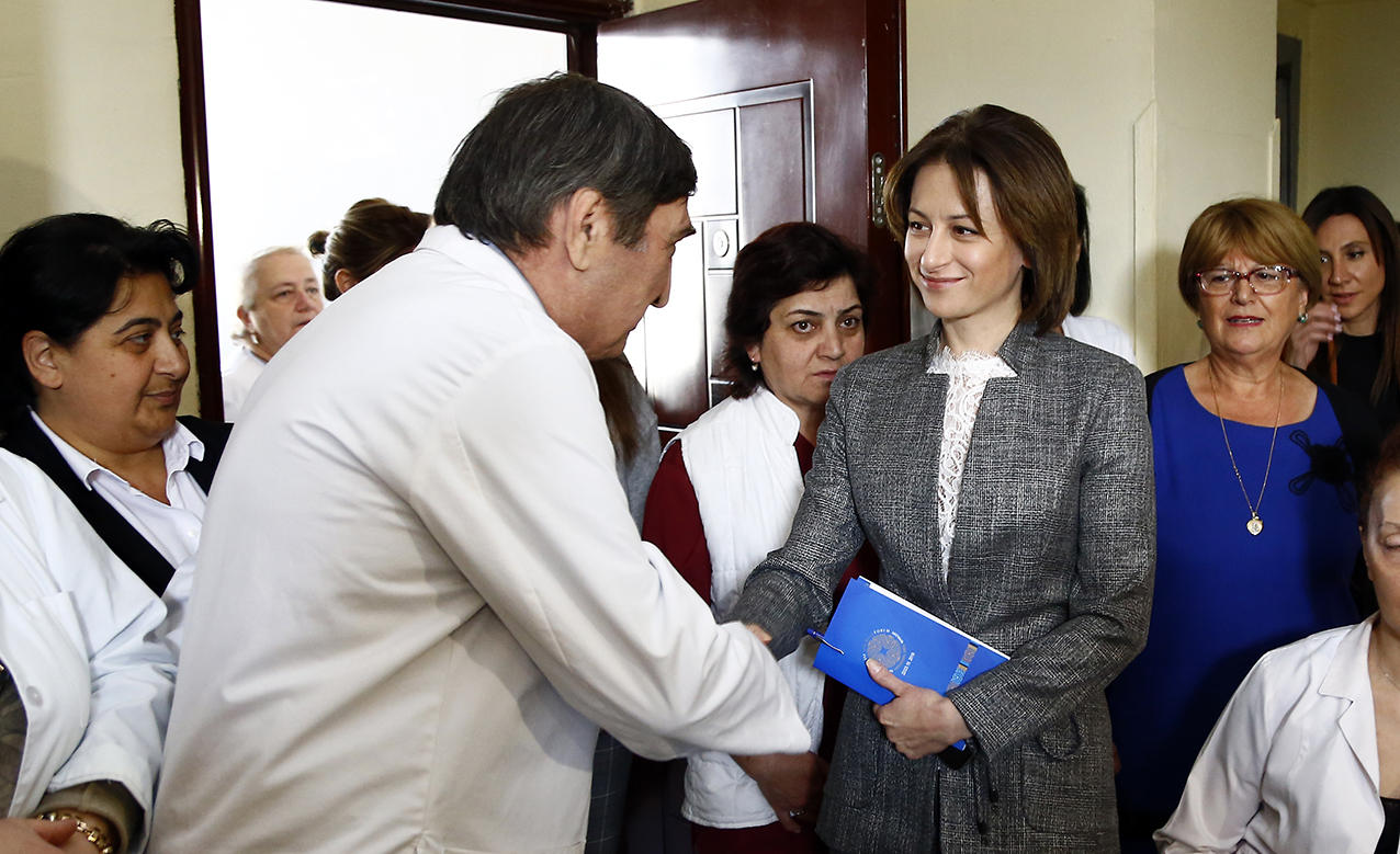 ჯანდაცვის მინისტრის განცხადებით, „უნივერსალური სამედიცინო ცენტრის“ თანამშრომლების სახელფასო ანაზღაურების საკითხს თავად, მოადგილესთან ერთად, პირად კონტროლზე აიყვანს