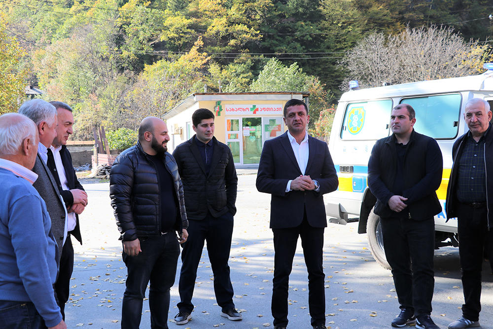 ცაგერისა და ლენტეხის მუნიციპალიტეტებს ახალი, მაღალი გამავლობის სასწრაფო დახმარების მანქანები გადასცეს