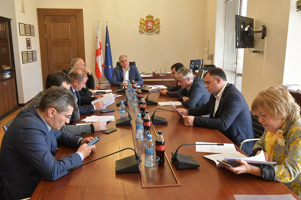 დეპუტატებმა ტაქსის მძღოლების 1-ელი ოქტომბრის ადმინისტრაციული სახდელისაგან გათავისუფლების კანონპროექტის პარლამენტის სხდომაზე გატანას მხარი დაუჭირეს