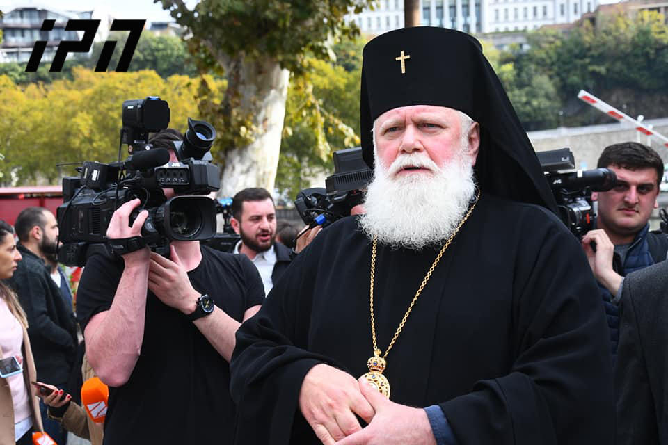 მეუფე ანტონი - გიჭირთ, გსურთ ყველა იყოს დამნაშავე, ასე არ შეიძლება, დაფიქრდით - ყველა გზით ცდილობთ, ჯერ სახელი გაუფუჭოთ მათ, შეაგუოთ ხალხი დაჭერას და დაკავებას, ასე იქცეოდნენ ბოლშევიკები, როდესაც ავტორიტეტების განადგურება სურდათ