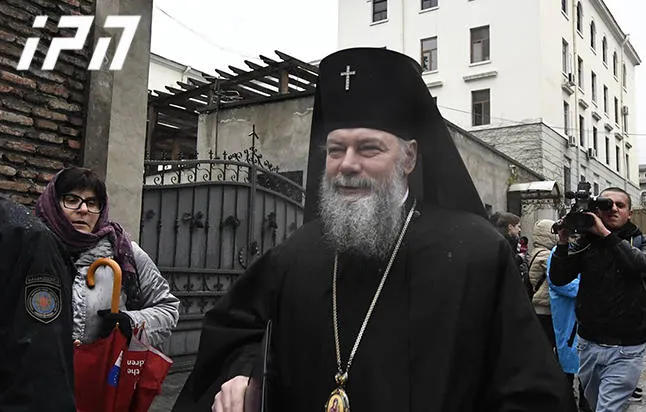 მეუფე პეტრე სასულიერო პირების ნაწილის  განცხადებებზე, რომ ის ილია მეორეს  ებრძვის - მე ვებრძვი უსამართლობას და უზნეობას და ისინი  პატრიარქს აყენებენ შეურაცხყოფას, როდესაც ამას აიგივებენ პატრიარქთან
