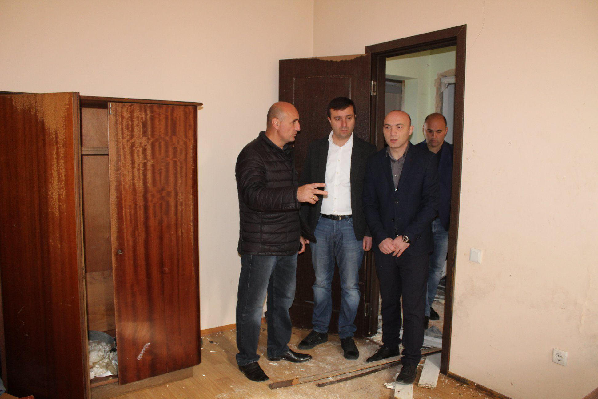 გიორგი წოწკოლაურმა დევნილთა დასახლებაში აფეთქების შედეგად დაშავებული მამაკაცი კლინიკაში მოინახულა