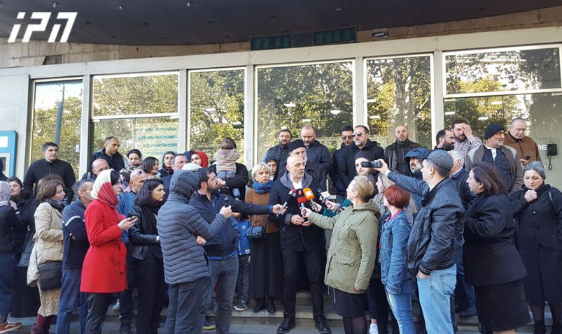 "ქართული დასის" წარმომადგენლები აზარტული თამაშების აკრძალვის მოთხოვნით "საზოგადოებრივ მაუწყებელთან" აქციას მართავენ