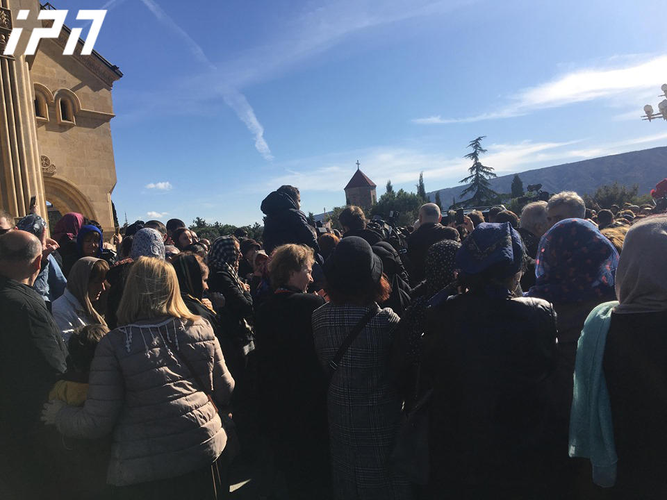 სამების ტაძრის ეზოში შეკრებილმა მრევლმა ქადაგების შემდეგ  ილია მეორე  ტაშით და შეძახილებით "გვიყვარხარ" გააცილა