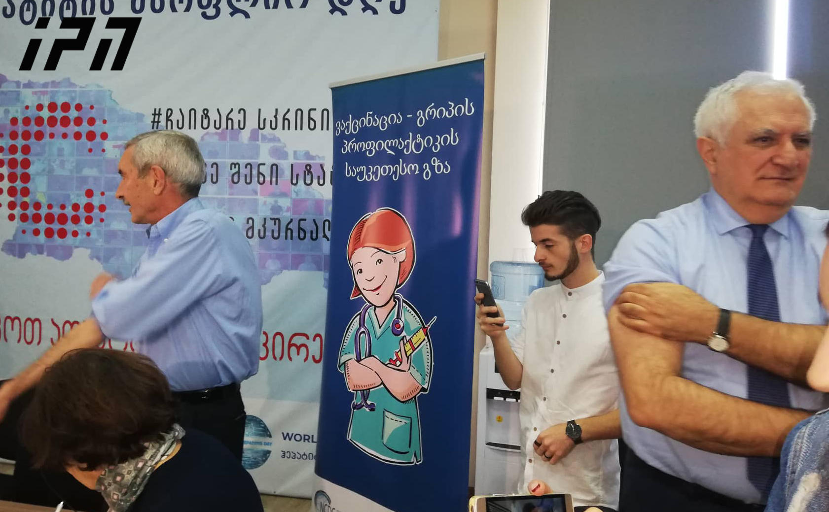 ამირან გამყრელიძემ და პაატა იმნაძემ აცრის უვნებლობის სადემონსტრაციოდ ვაქცინაცია ჩაიტარეს