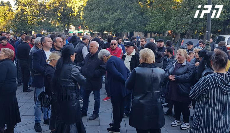 ე.წ. კანონიერი ქურდის მინდია ლავასოღლის ოჯახის წევრები ბათუმში აქციას მართავენ და თურქეთის კონსულთან შეხვედრას ითხოვენ