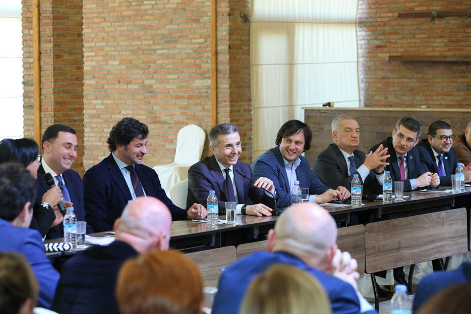 ბიძინა ივანიშვილი „ქართული ოცნების“ თბილისის საოლქო ორგანიზაციების ხელმძღვანელებსა და წარმომადგენლებს შეხვდა