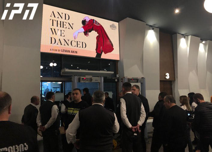 კინოთეატრ „ამირანში“ მისულ მაყურებლებს საპატრულო პოლიცია დეტექტორებით ამოწმებს