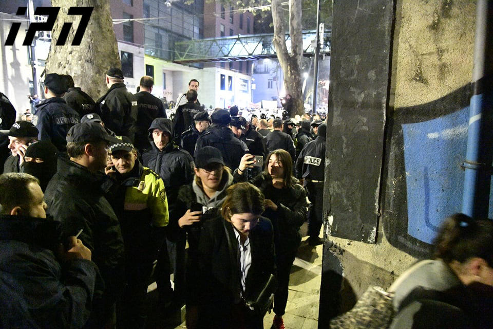 ფილმის „და ჩვენ ვიცეკვეთ“ ჩვენების დასრულების შემდეგ „ამირანიდან“ გამოსული მაყურებლების მისამართით აქციის მონაწილეებმა პიროტექნიკა ისროლეს