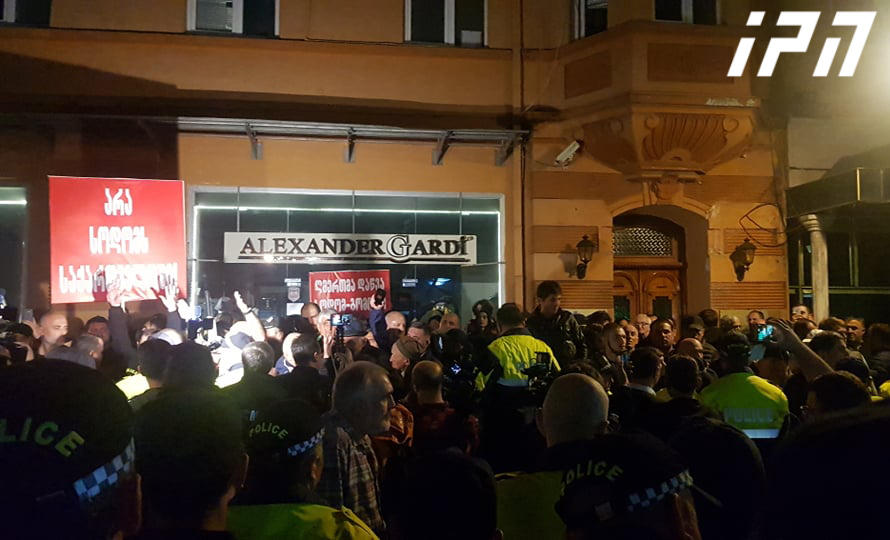 ბათუმში, აქციის მონაწილეებმა კინოთეატრ „აპოლოს“ კვერცხები დაუშინეს