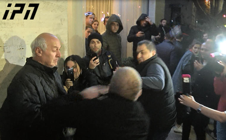კინოთეატრ „ამირანთან" დავით ბერძენიშვილს ფიზიკური შეურაცხყოფა მიაყენეს