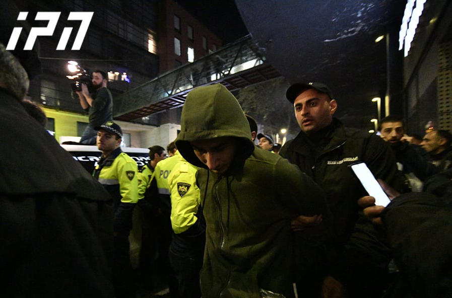 არსებული ინფორმაციით, სამართალდამცავებმა ფილარმონიასთან კიდევ ორი პირი დააკავეს