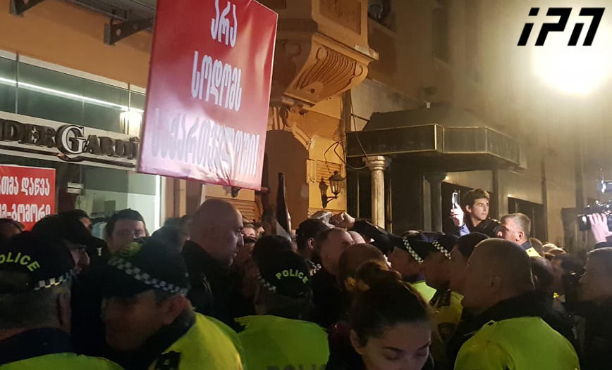 Protesters clash with police officers at “Apollo” cinema in Batumi