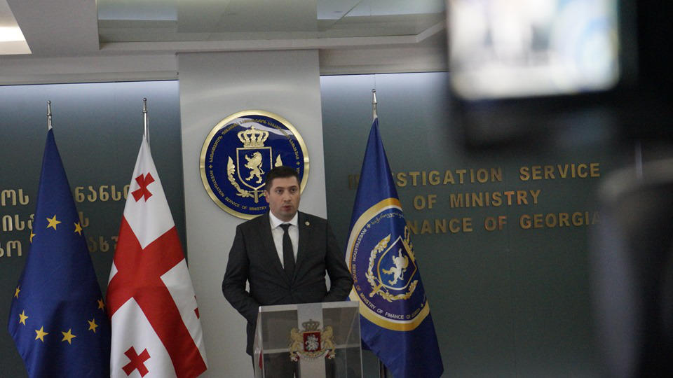 ფოთის საკრებულოს თავმჯდომარეს და მასთან ერთად დაკავებულ 3 პირს ბრალად სახელმწიფო ქონების თაღლითურად დაუფლება, დიდი ოდენობით ქრთამის აღება და ყალბი დოკუმენტის დამზადება ედებათ