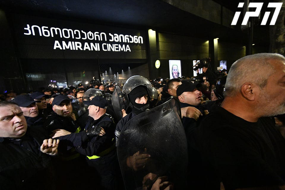 კინოთეატრ „ამირანთან“ აქციაზე დაკავებულებს შორის სასულიერო პირიცაა
