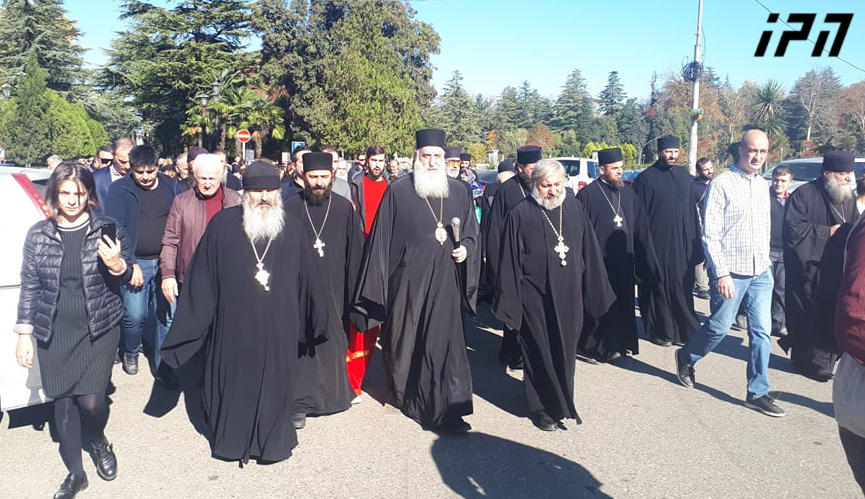 მეუფე გერასიმე ჟურნალისტებს - გეკითხებით, თქვენ ვისკენ ხართ - მეუფე პეტრესკენ თუ პატრიარქისკენ?