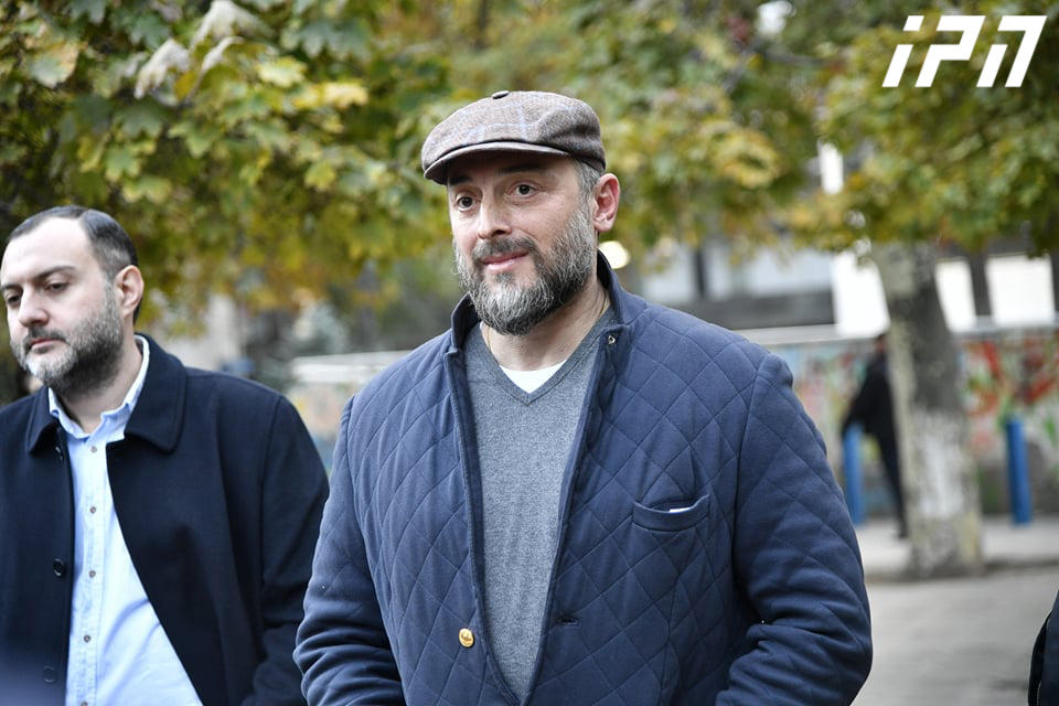 ლევან ვასაძე - ერთ-ერთი პოლიციელი თვალებში მიყურებდა და ჟურნალისტებს რომ არ დაენახათ, წვივებში მწარედ მირტყამდა წვეტიან ფეხსაცმელებს