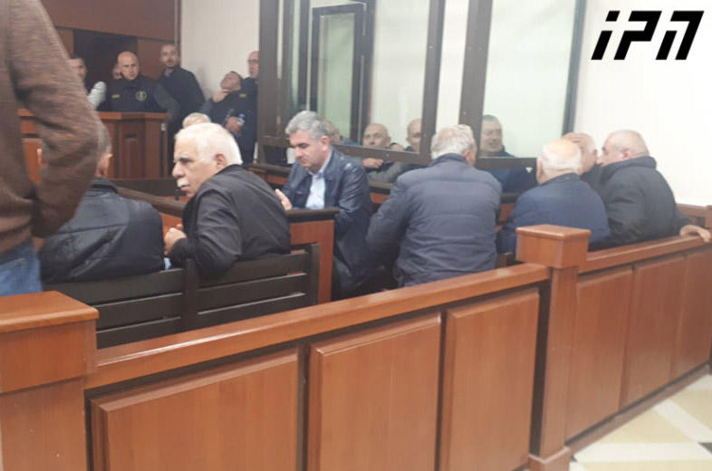 ზუგდიდის სასამართლოში ფოთში სახელმწიფო ქონების თაღლითურად დაუფლების, დიდი ოდენობით ქრთამის აღებისა და ყალბი დოკუმენტების დამზადების საქმეზე 11 პირის პროცესი მიმდინარეობს