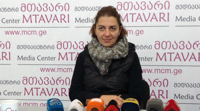 არასრულწლოვანი ბავშვის მშობელი, რომლის შვილიც ფილმში „და ჩვენ ვიცეკვეთ“ მონაწილეობს, მოითხოვს, რომ ფილმი კინოჩვენებიდან  ამოიღონ