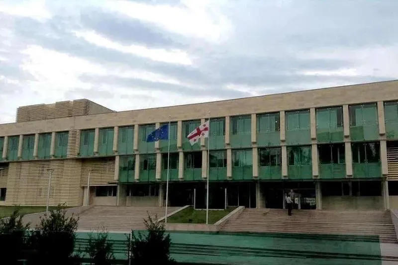 სუს-ის ინფორმაციით, სოფელ ღოღეთთან ოკუპირებულ ტერიტორიაზე რუსმა სამხედროებმა ბოძები დაამონტაჟეს