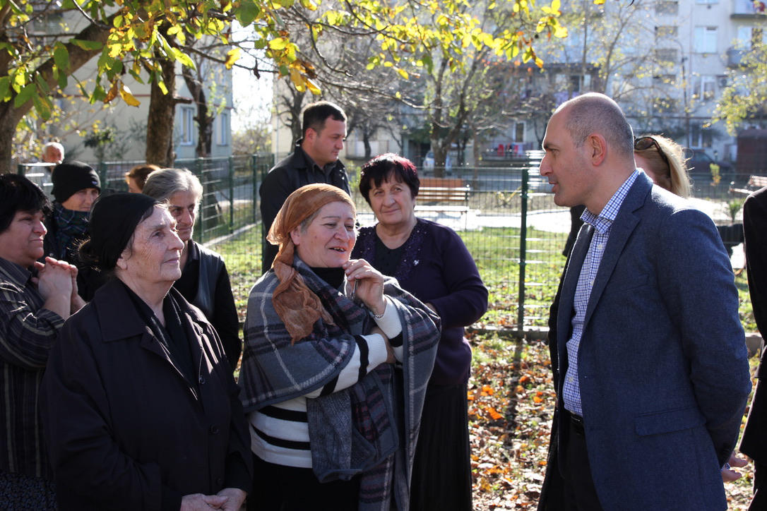 რუსლან აბაშიძე ხონის მუნიციპალიტეტში მცხოვრებ დევნილებს შეხვდა