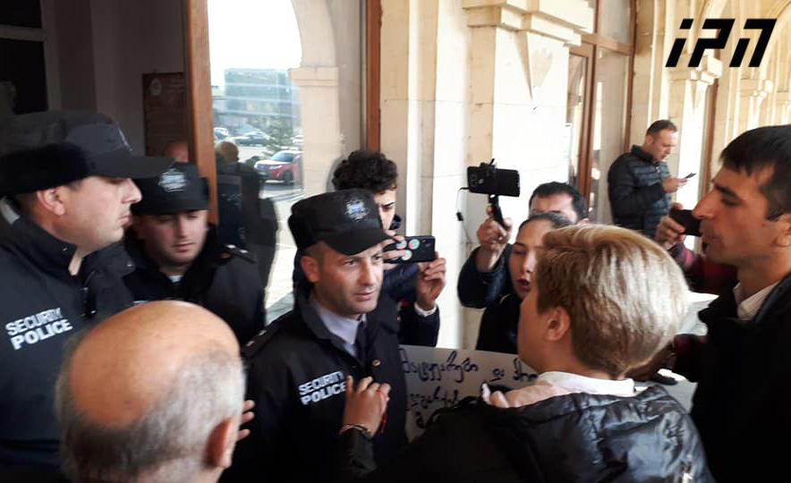 გორში, მაჟორიტარი დეპუტატის, იოსებ მაკრახიძის ბიუროსთან, პოლიციელებსა და „ნაცმოძრაობის“ ახალგაზრდული ფრთის წარმომადგენლებს შორის შეხლა-შემოხლა მოხდა