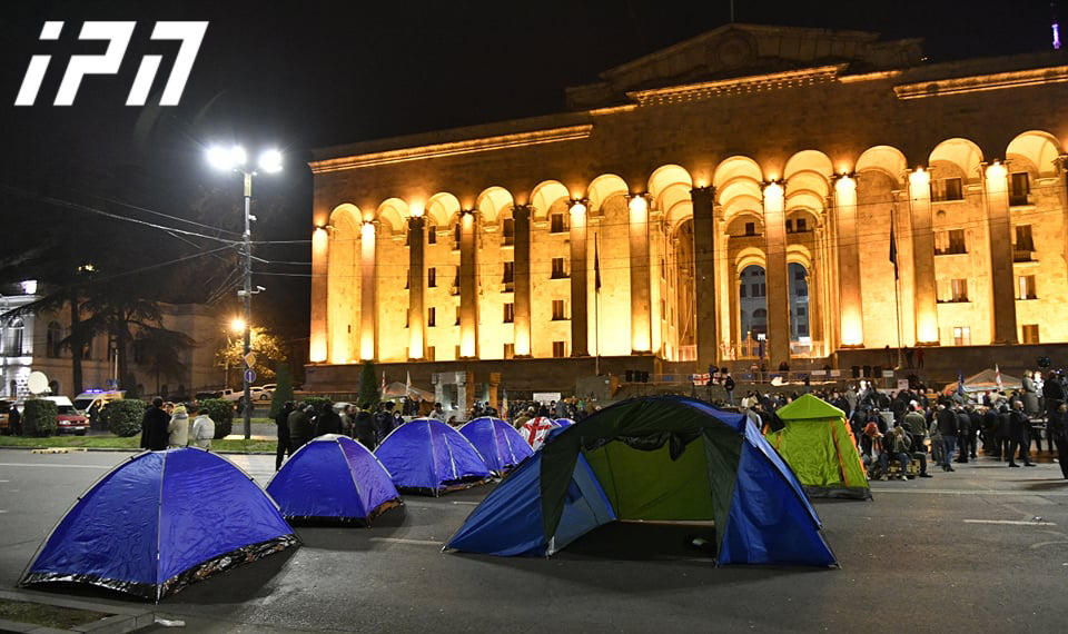 Участники акции провели ночь в палатках на проспекте Руставели