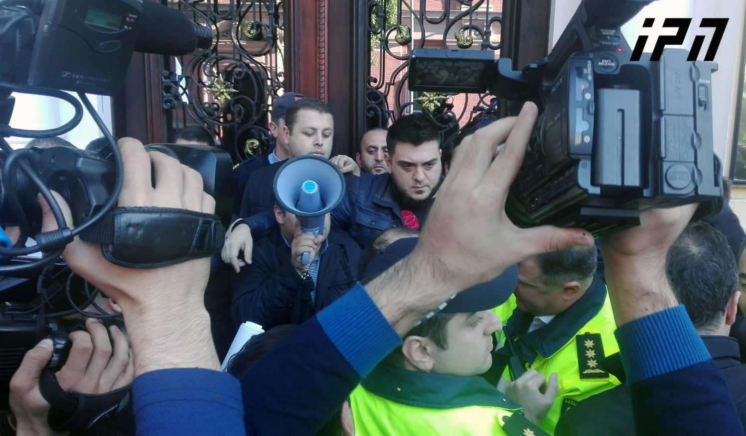 У здания правительства Аджарии правоохранители задержали четыре лица