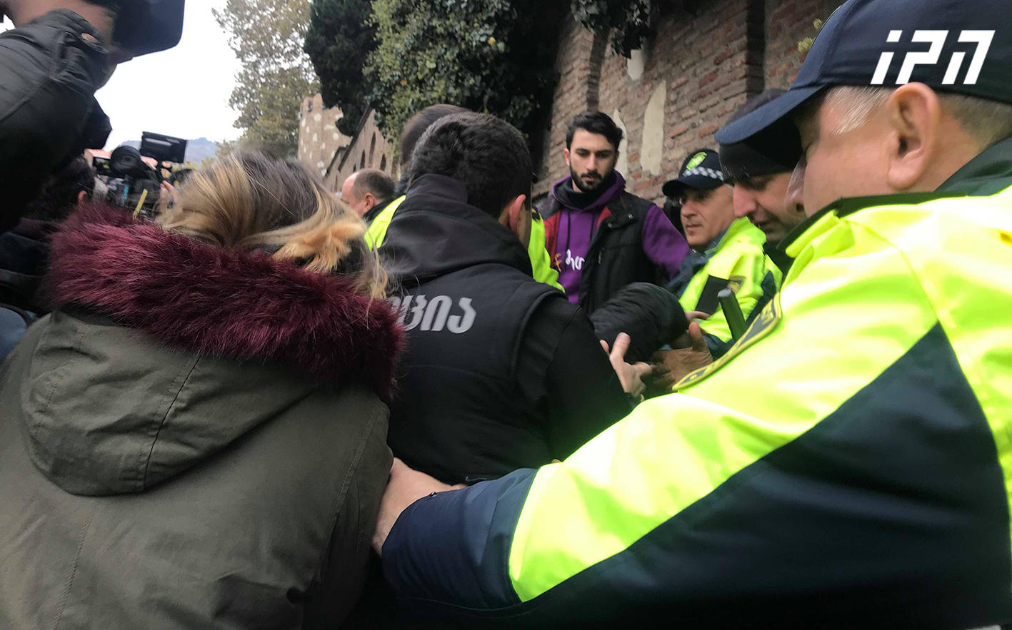 У центрального офиса «Грузинской мечты» продолжается противостояние