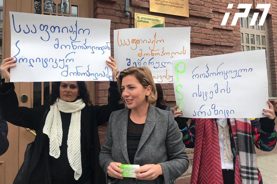 ანა დოლიძემ „პსპ"-ს სათაო ოფისთან აქცია-პერფორმანსი გამართა და მედიკამენტი „კორსიზი" მიიტანა