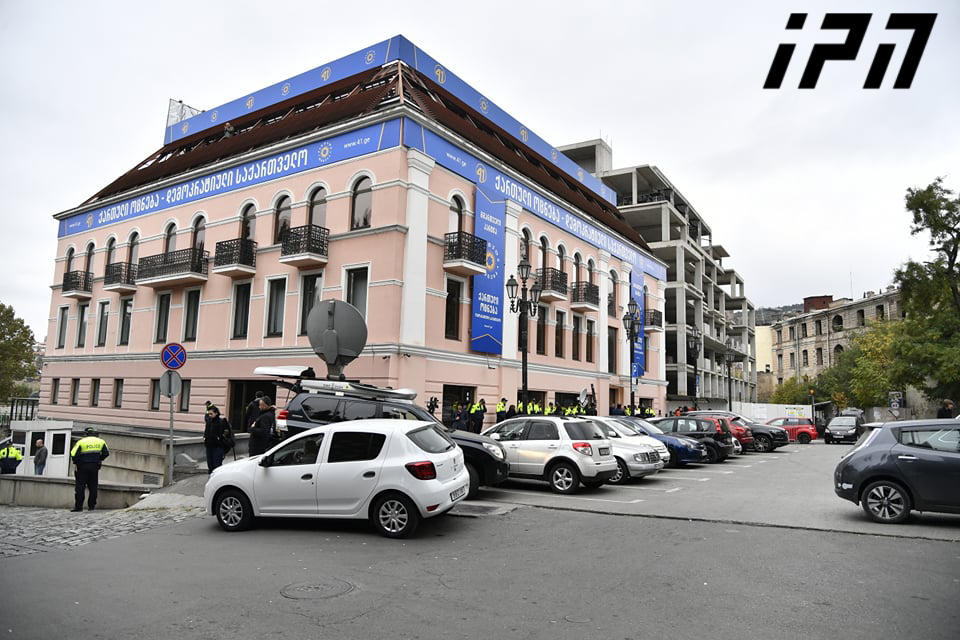 „ქართული ოცნების“ ოფისში უმრავლესობის სხდომა მიმდინარეობს