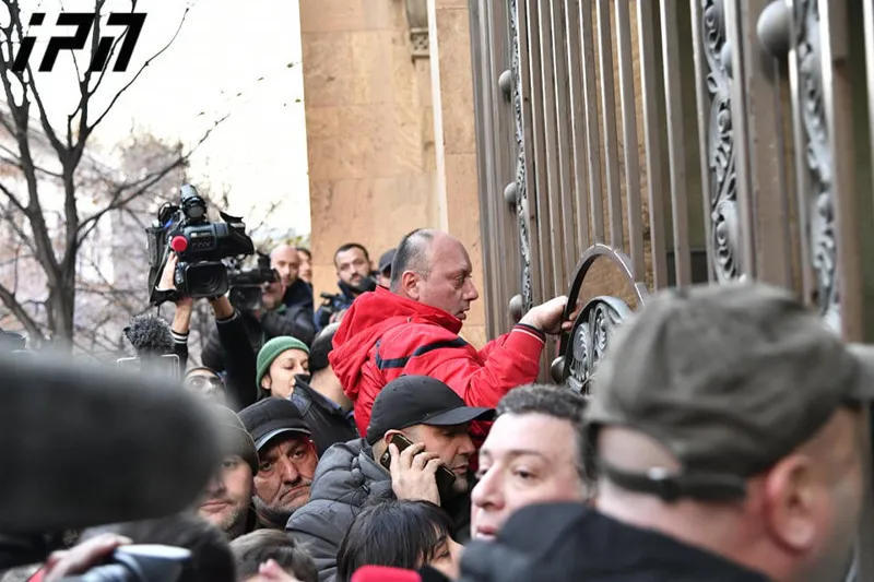 Все входы в парламент Грузии заблокированы