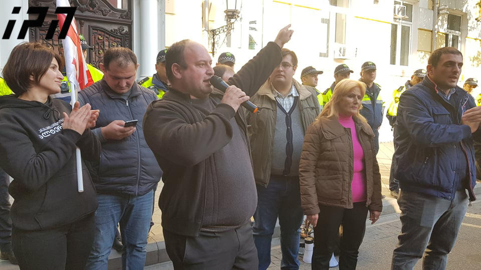 აჭარის მთავრობის სახლთან მიმდინარე აქციაზე ერთ-ერთმა მოქალაქემ განაცხადა, რომ პროტესტის ნიშნად „ქართული ოცნების“ რიგები დატოვა
