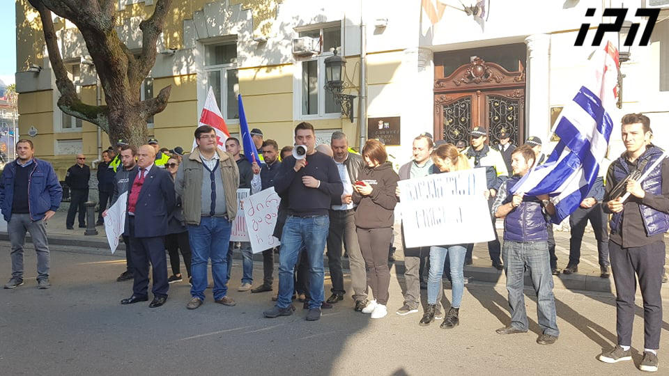 აჭარის მთავრობის სახლთან საპროტესტო აქცია მიმდინარეობს