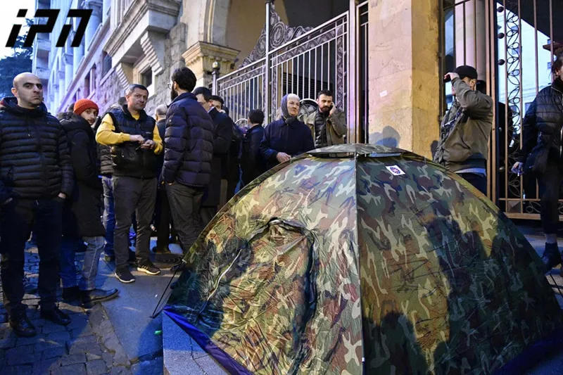 Перед входами в парламент Грузии поставили палатки