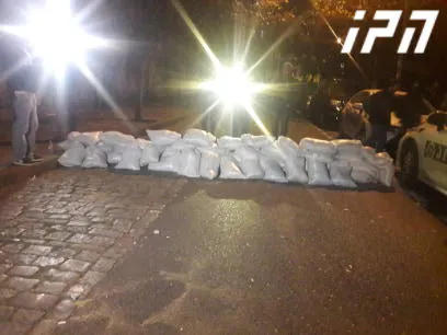 Участники акции сделали у входов в парламент Грузии баррикады из мешков с песком