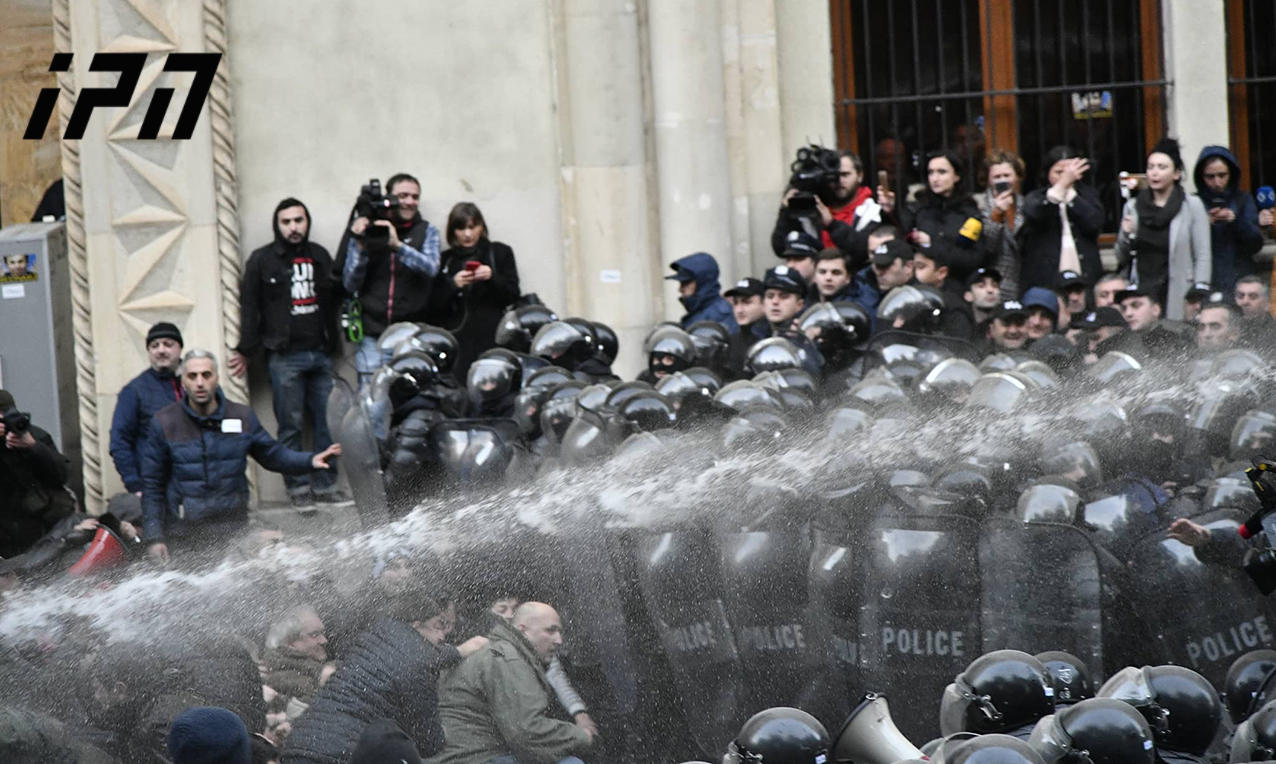 У здания парламента еще раз применен водомет