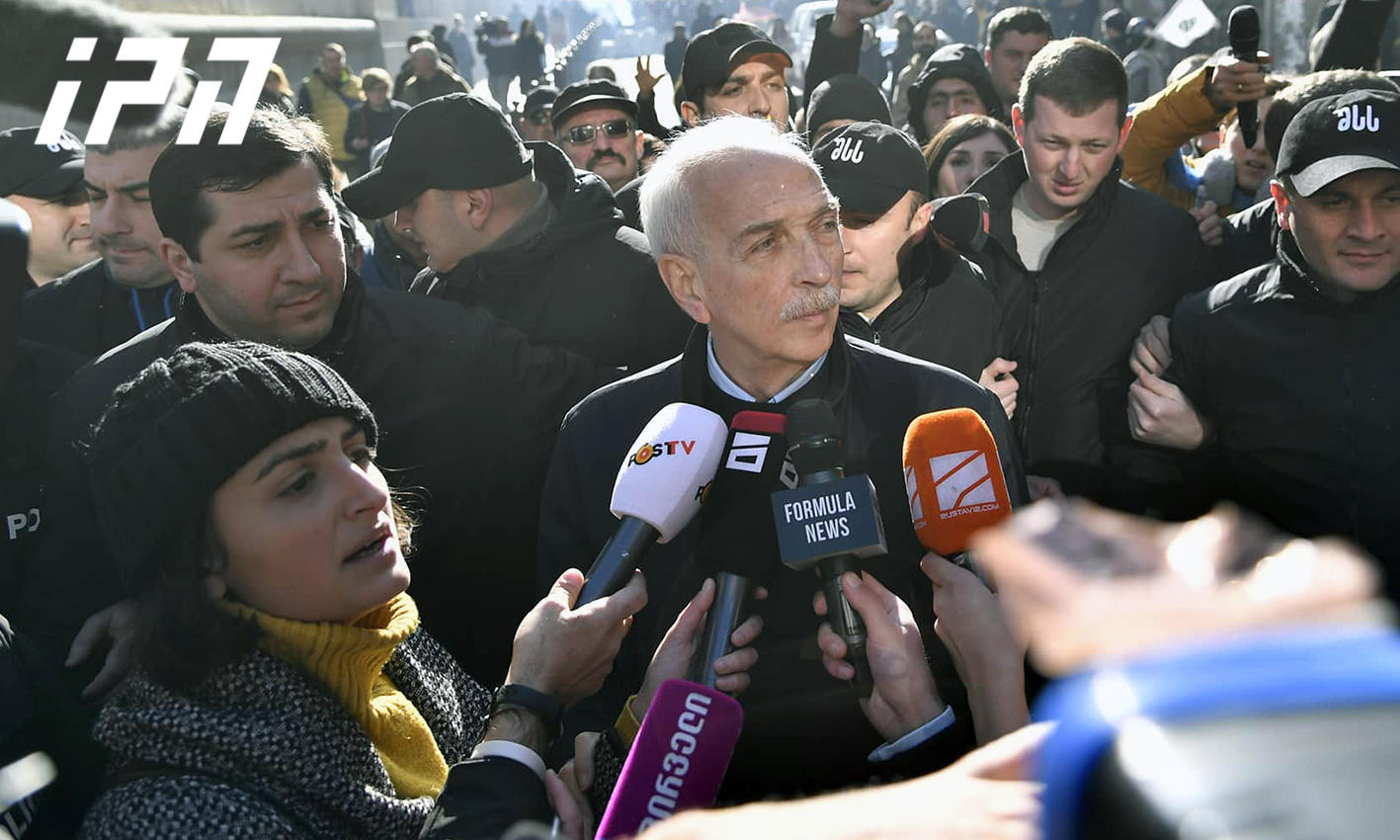 Прибывшего к парламенту депутата Гию Жоржолиани правоохранители вывезли с территории на автомобиле